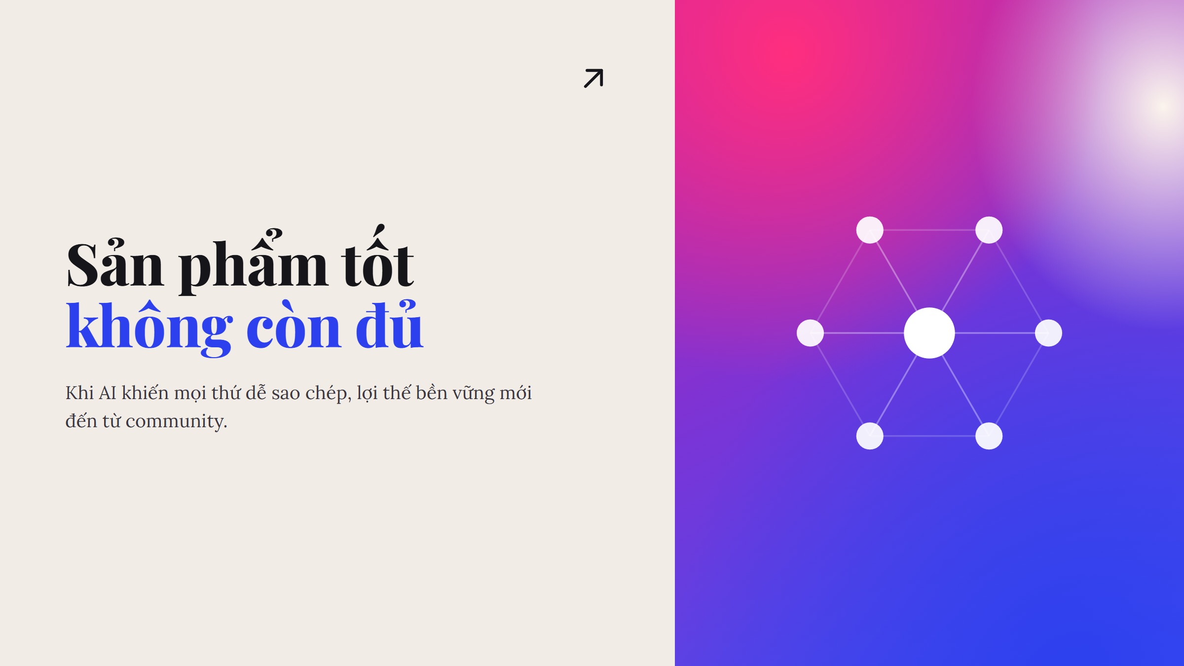 Đồ hoạ split-panel 'Sản phẩm tốt không còn đủ' với mạng lưới cộng đồng — bài viết về chiến lược community-led