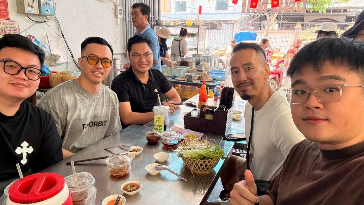 Saigon ecom community over phở